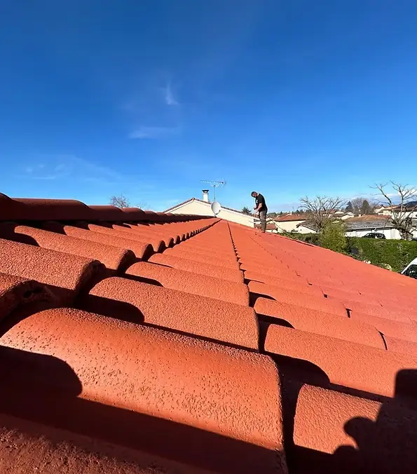 Couvreur à Bordeaux – Couvreur au travail sur une toiture en tuiles en Gironde
