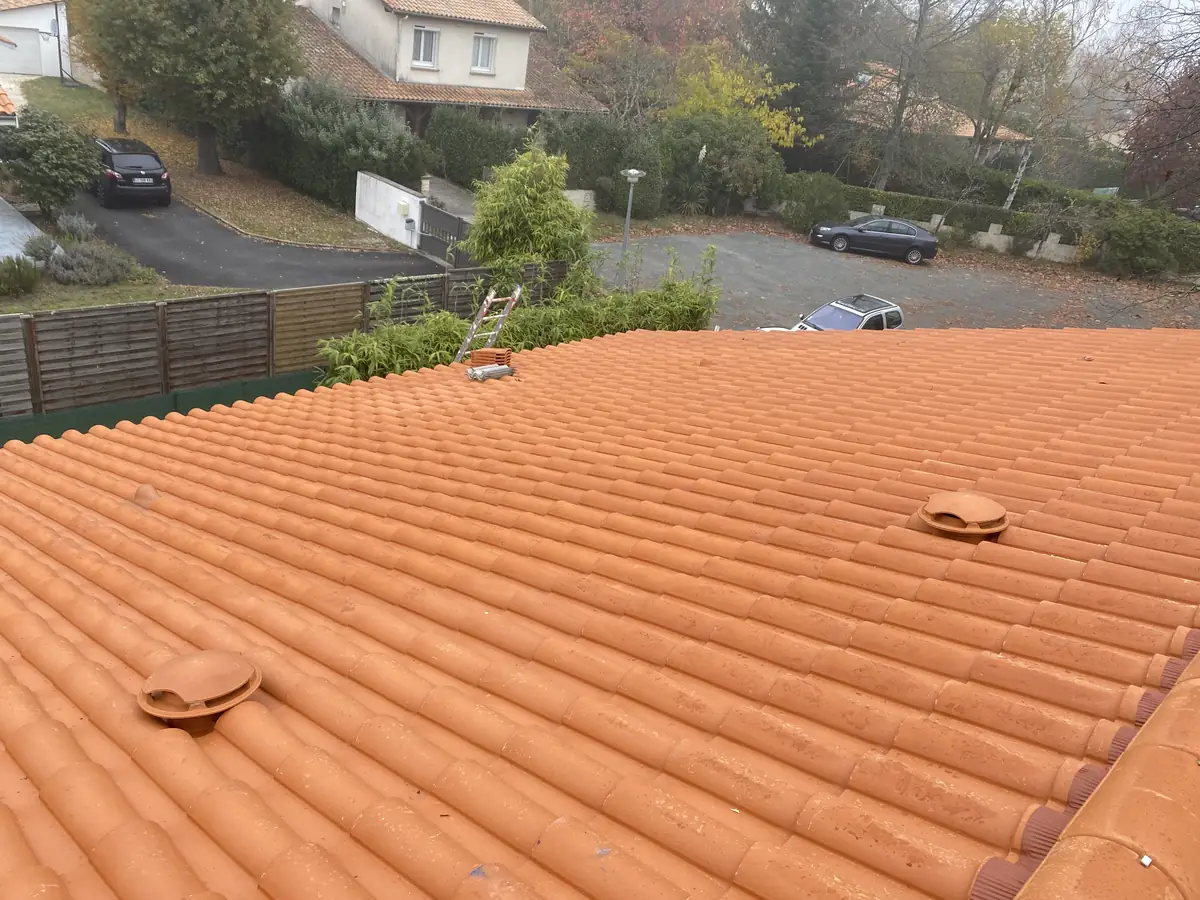 Toiture en tuiles refaite à neuf par Les Couvreurs Gallien près de Bordeaux